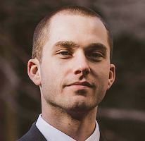 Thomas Whitfield analista de trading retrato especialista em mercado cripto
